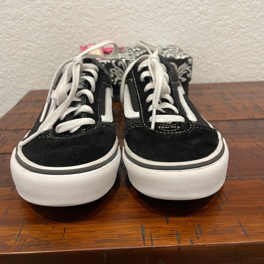 Vans Old Skool Shoe B&W Low Tops - Youth 4 - Picture 2 of 7